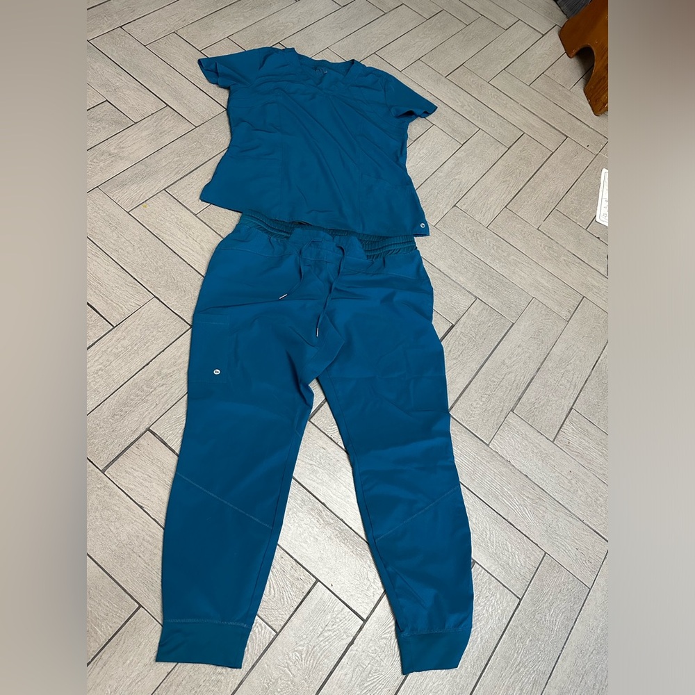 Barco One Racer 4-Pocket V-Neck Scrub Top, BOOST 3-POCKET MID-RISE JOGGER pant